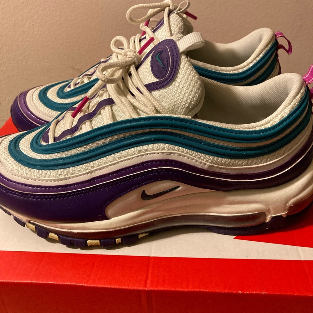Nike air max only worn a handful of times